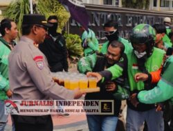 Humanis Polisi Kawal Aksi Damai Driver Ojol Di Jember Sambil Berbagi Minuman Dingin