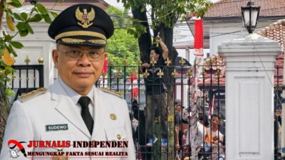 EKSKALASI MULAI MENINGKAT PESERTA AKSI MELEMPARI PETUGAS; PETUGAS UPAYA KENDALIKAN SITUASI