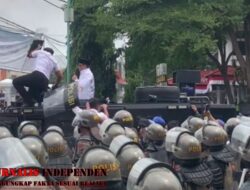 TEMUI PESERTA AKSI UNTUK MEMOHON MAAF, SANDAL DAN BOTOL DILAYANGKAN KE BUPATI PATI