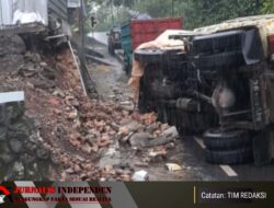 KURANGNYA KONSENTRASI DISAAT HUJAN, DUMP TRUK ALAMI KECELAKAAN TUNGGAL