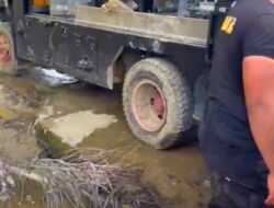 Polri Hadirkan Air Bersih Warga Terdampak Bencana Banjir di Sumatera