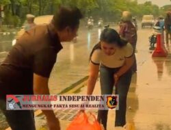 FDJ Cindi Aurora Tabur Kebaikan Berbagi 300 Takjil Untuk Warga Surabaya Di Depan Polda Jatim