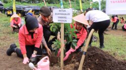 Hari Bumi, Polres Madiun Gandeng Perhutani Tanam Ribuan Bibit