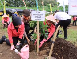 Hari Bumi, Polres Madiun Gandeng Perhutani Tanam Ribuan Bibit