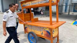 Bantuan Gerobak Usaha Diserahkan Langsung Kalapas Sidoarjo di Kanwil Ditjenpas Jatim