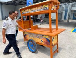 Bantuan Gerobak Usaha Diserahkan Langsung Kalapas Sidoarjo di Kanwil Ditjenpas Jatim