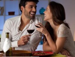 “Cinta Saat Berlimpah, Hilang Saat Susah: Ketika Rumah Tangga Diuji Keikhlasan”