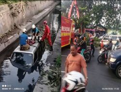Minibus Mazda Tercebur ke Parit Sedalam 4 Meter di Frontage Ahmad Yani Surabaya, Sopir Diduga Mengantuk