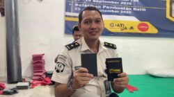 Melalui pembinaan Warga Binaan Lapas Sidoarjo Produksi Cover Paspor Berkualitas