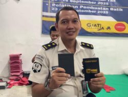 Melalui pembinaan Warga Binaan Lapas Sidoarjo Produksi Cover Paspor Berkualitas