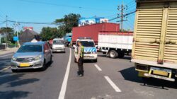 Satlantas Polres Pasuruan Turunkan Personel Amankan Antrean Kendaraan di SPBU Cangkringmalang Beji