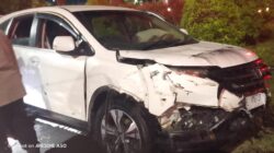 Honda CR-V Terperosok ke Selokan di Jalan Ahmad Yani Surabaya, Lalu Lintas Sempat Dialihkan