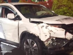 Honda CR-V Terperosok ke Selokan di Jalan Ahmad Yani Surabaya, Lalu Lintas Sempat Dialihkan