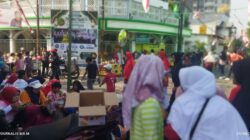Jalan Sehat Yayasan Semilir Angin Meriahkan HUT ke-81 RI, Ratusan Warga Gayungan Antusias