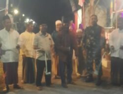 Peresmian Gapura Baru Kedawung Wetan Jadi Simbol Gotong Royong dan Kekompakan Warga  PASURUAN, JURNALISINDEPENDEN.co.id –  Semangat gotong royong dan kebersamaan warga terlihat dalam peresmian gapura baru di lingkungan RT 01 RW 04, Desa Kedawung Wetan, Kecamatan Grati, Kabupaten Pasuruan. Kegiatan tersebut digelar bertepatan dengan momentum peringatan Hari Kemerdekaan Republik Indonesia, 17 Agustus, Sabtu (22/8/2026).  Peresmian gapura berlangsung dalam suasana sederhana namun penuh keakraban. Sejumlah unsur pemerintahan dan keamanan wilayah turut hadir, di antaranya Babinsa Kedawung Wetan Dedy, Babinkamtibmas Eko dari Polsek Grati, tokoh masyarakat, Ketua RT 01 Munip, serta warga setempat.  Kehadiran unsur keamanan dan tokoh masyarakat dalam kegiatan tersebut menjadi bagian dari upaya mempererat komunikasi antara masyarakat dengan aparat kewilayahan. Selain sebagai bagian dari pembangunan lingkungan, peresmian gapura juga menjadi momentum untuk memperkuat kebersamaan warga dalam menjaga lingkungan agar tetap aman dan kondusif.  Dibangun dari Swadaya Masyarakat  Ketua RT 01, Munip, dalam sambutannya menyampaikan apresiasi dan terima kasih kepada seluruh tamu undangan serta warga yang telah hadir dan ikut mendukung kegiatan tersebut.  Munip menjelaskan, pembangunan gapura baru tersebut merupakan hasil swadaya dan sumbangan masyarakat. Partisipasi warga menjadi salah satu faktor penting dalam terwujudnya pembangunan fasilitas lingkungan tersebut.  “Terima kasih kepada seluruh tamu undangan dan masyarakat yang telah hadir. Gapura ini dapat terwujud melalui sumbangan dan swadaya masyarakat. Semoga kebersamaan seperti ini terus dipertahankan,” ujar Munip.  Pembangunan yang bersumber dari partisipasi masyarakat tersebut menunjukkan bahwa kebutuhan terhadap fasilitas lingkungan tidak selalu hanya bertumpu pada pemerintah. Keterlibatan warga melalui gotong royong juga menjadi bagian penting dalam menciptakan lingkungan yang tertata sekaligus memperkuat rasa memiliki terhadap wilayah tempat tinggal.  Momentum 17 Agustus  Pelaksanaan peresmian yang bertepatan dengan momentum 17 Agustus memberikan makna tersendiri bagi masyarakat. Semangat kemerdekaan tidak hanya diwujudkan melalui kegiatan seremonial, tetapi juga melalui kepedulian dan kerja bersama di lingkungan masing-masing.  Antusiasme warga terlihat dalam rangkaian kegiatan. Acara diawali dengan sambutan Babinsa Kedawung Wetan Dedy, kemudian dilanjutkan sambutan Ketua RT 01 Munip. Seluruh rangkaian kegiatan berlangsung dengan lancar dan tertib.  Bagi masyarakat setempat, keberadaan gapura baru diharapkan bukan sekadar menjadi penanda wilayah. Lebih dari itu, gapura tersebut diharapkan menjadi simbol kebersamaan dan hasil kerja bersama warga.  Dorong Warga Tetap Guyub dan Jaga Kamtibmas  Di penghujung kegiatan, acara ditutup dengan doa bersama. Harapan yang disampaikan adalah agar warga Desa Kedawung Wetan, khususnya lingkungan RT 01 RW 04, senantiasa menjaga kerukunan, memperkuat komunikasi dan mempertahankan budaya gotong royong.  Kebersamaan warga juga diharapkan berjalan beriringan dengan kesadaran menjaga keamanan dan ketertiban masyarakat (Kamtibmas). Lingkungan yang aman dan kondusif tidak hanya menjadi tanggung jawab aparat, tetapi membutuhkan partisipasi seluruh masyarakat.  Peresmian gapura baru tersebut akhirnya menjadi lebih dari sekadar acara peresmian sebuah bangunan. Momentum tersebut memperlihatkan adanya partisipasi masyarakat dalam membangun lingkungan sekaligus menjadi pengingat bahwa kekompakan, gotong royong dan kepedulian antarwarga merupakan modal penting dalam menjaga kehidupan bermasyarakat.  Dengan semangat tersebut, warga Kedawung Wetan diharapkan dapat terus menjaga guyub rukun, gotong royong dan Kamtibmas, sehingga lingkungan tetap aman, nyaman dan harmonis.  Reporter jurnaliindepen  (Ga)