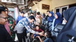 Bupati Subandi Serahkan Bantuan Kursi Roda kepada Lima Warga Kecamatan Sidoarjo