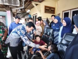 Bupati Subandi Serahkan Bantuan Kursi Roda kepada Lima Warga Kecamatan Sidoarjo