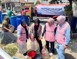Tanggap Dampak El Nino, PLN UIP JBTB Bersama YBM dan Srikandi PLN Salurkan Bantuan Air Bersih Bagi Warga Kedung kumpul Lamongan