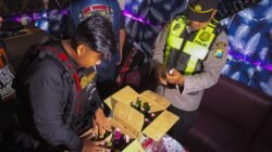 POLRES GRESIK SITA 47 BOTOL MIRAS DI KEBOMAS, PATROLI KRYD SISIR WARUNG PENJUAL MINUMAN KERAS