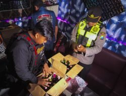POLRES GRESIK SITA 47 BOTOL MIRAS DI KEBOMAS, PATROLI KRYD SISIR WARUNG PENJUAL MINUMAN KERAS
