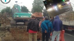PEMBONGKARAN JEMBATAN DI DESA SEMAMBUNG GRATI PICU KEPADATAN LALU LINTAS, PENGENDARA ARAH SURABAYA–PROBOLINGGO DIIMBAU BERSABAR