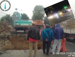 PEMBONGKARAN JEMBATAN DI DESA SEMAMBUNG GRATI PICU KEPADATAN LALU LINTAS, PENGENDARA ARAH SURABAYA–PROBOLINGGO DIIMBAU BERSABAR